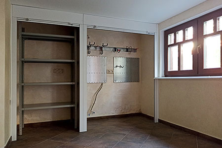 Шкаф с роллетами (рольставнями) для инструментов и садового инвентаря в хозблоке