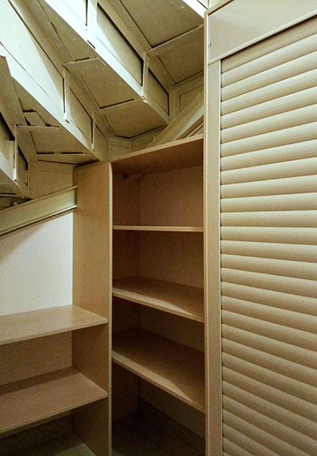 Шкаф с роллетами в помещении под лестницей