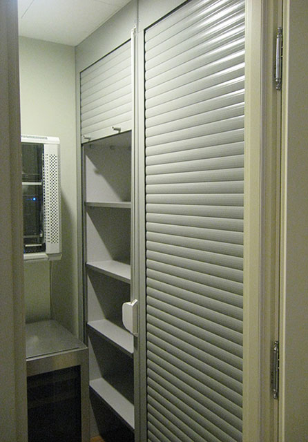 Шкаф с рольставнями в подсобном помещении