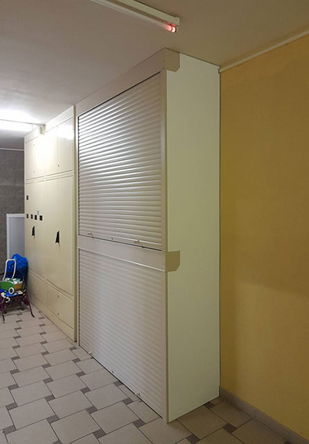 Шкаф ПВХ с алюминиевыми рольставнями в коридор